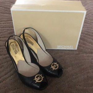 I’m a size 9 or 9 1/2 and they are a little snug.